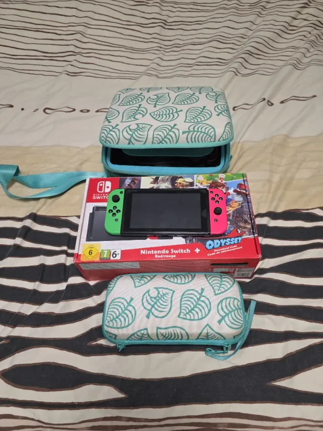 Nintendo Switch y cuatro mandos. Sin juegos.