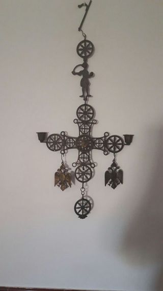 Candelabro de bronce con águilas