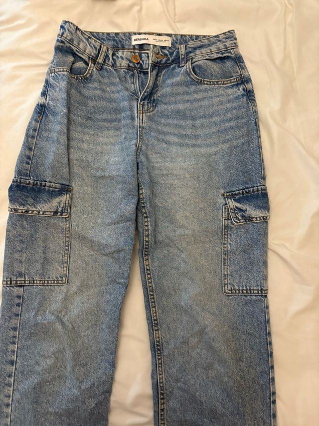 Vaqueros cargo de Bershka