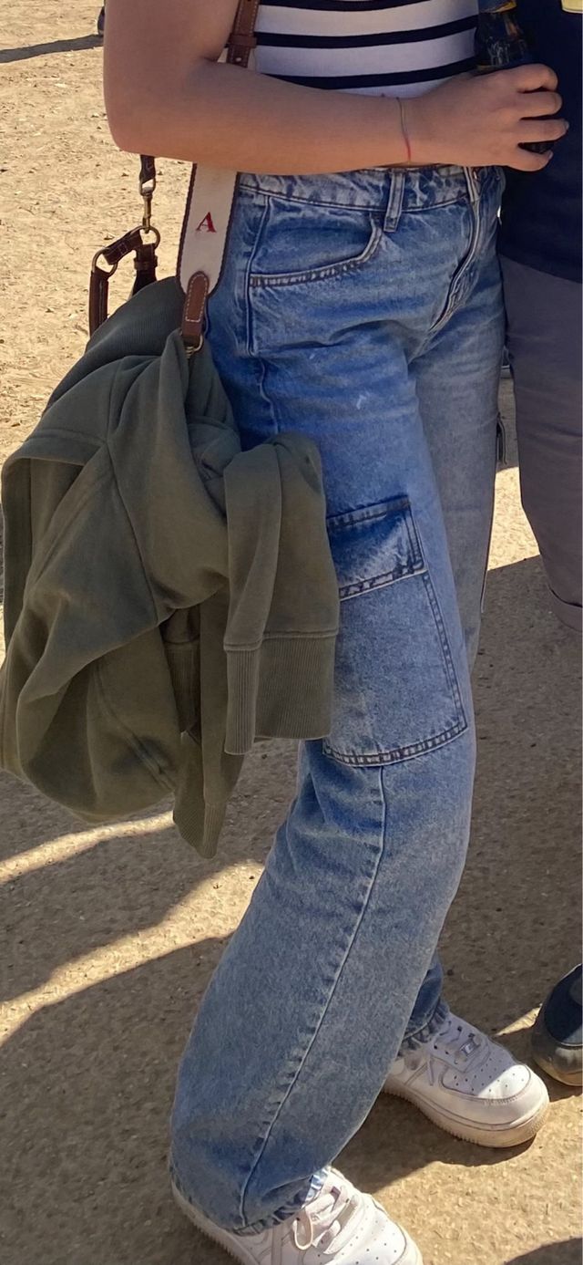 Vaqueros cargo de Bershka