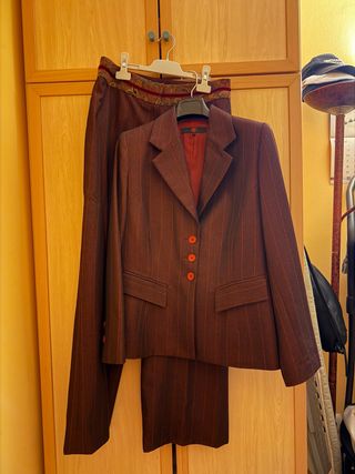 Traje de chaqueta marrón y rojo