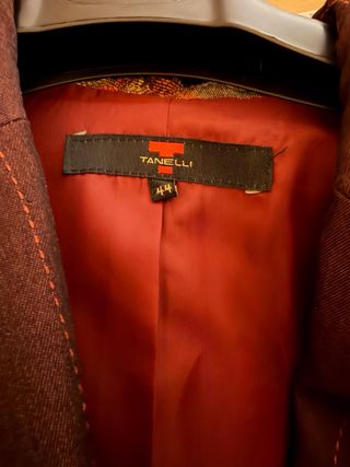 Traje de chaqueta marrón y rojo