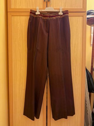 Traje de chaqueta marrón y rojo