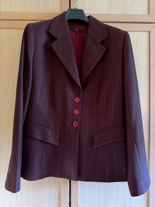 Traje de chaqueta marrón y rojo