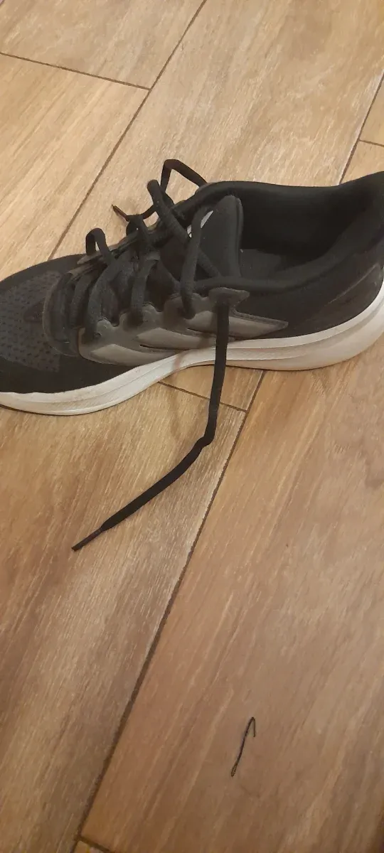 Zapatillas Adidas Negras y Blancas