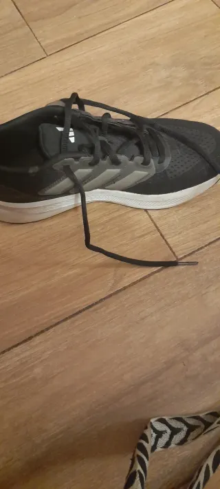 Zapatillas Adidas Negras y Blancas