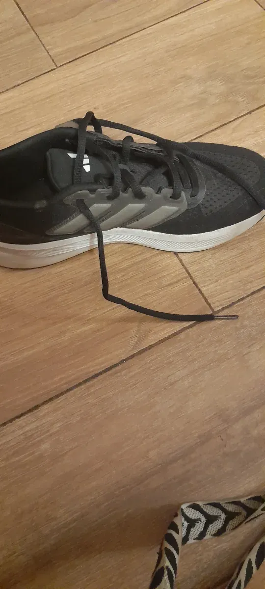 Zapatillas Adidas Negras y Blancas