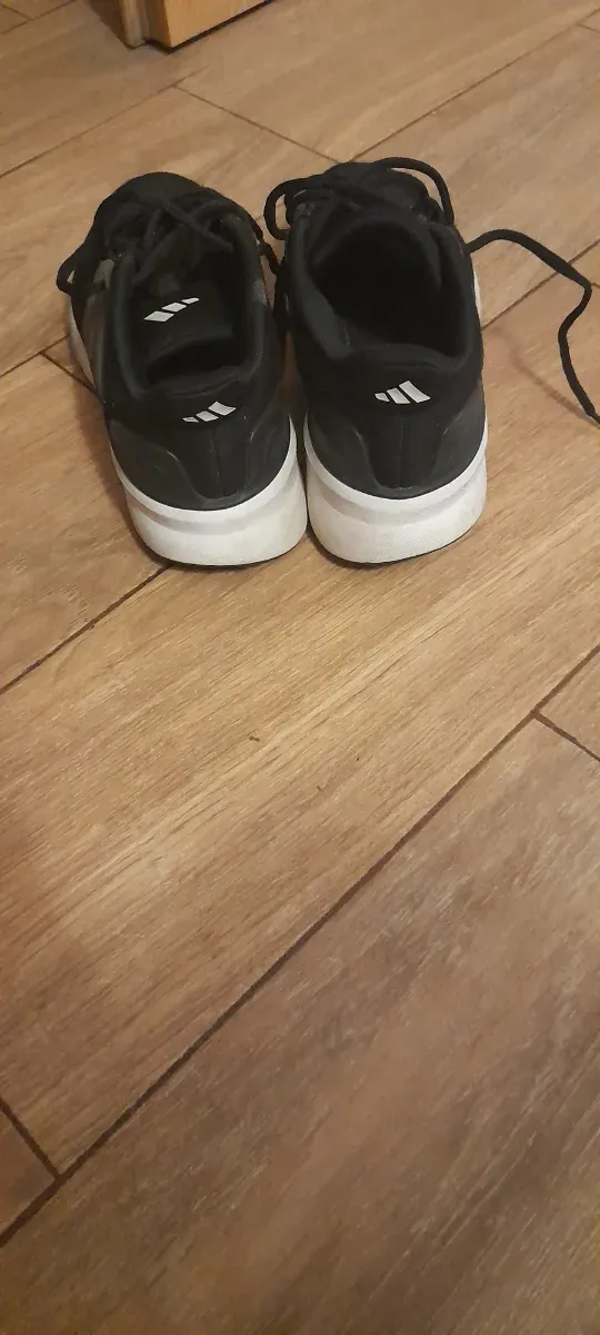 Zapatillas Adidas Negras y Blancas