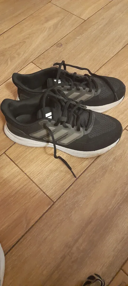 Zapatillas Adidas Negras y Blancas