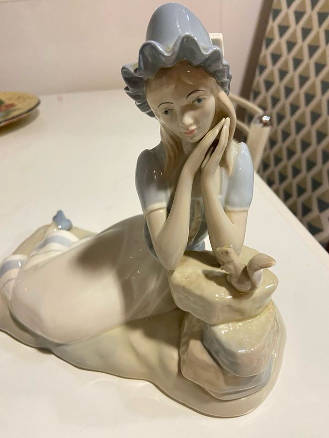 Figura Porcelana Miquel Requena Niña Ardilla