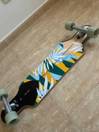 Longboard con diseño tropical