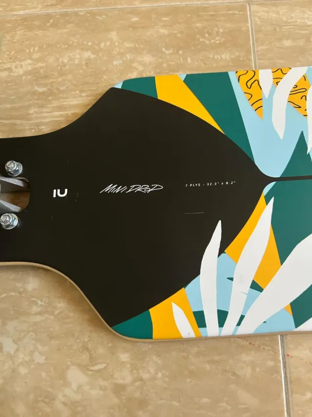 Longboard con diseño tropical