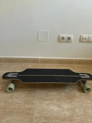 Longboard con diseño tropical