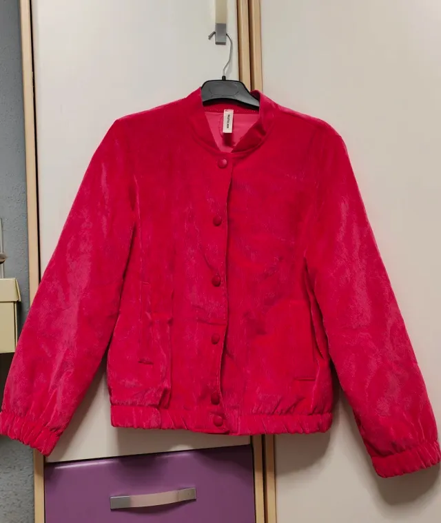 Chaqueta pana fina de color fucsia.