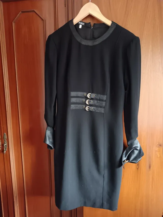 Vestido negro elegante mujer
