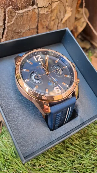Reloj TOMMY Hilfiger Decker Dorado - corre azul -