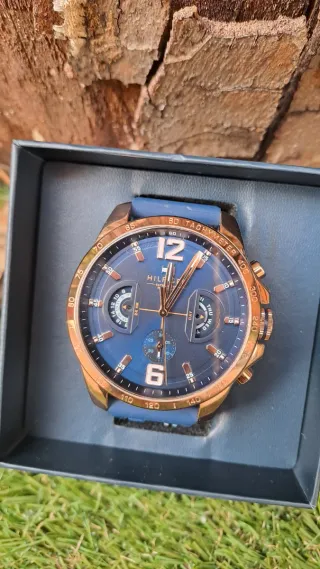 Reloj TOMMY Hilfiger Decker Dorado - corre azul -