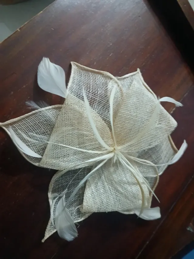 Tocado de fiesta beige y blanco