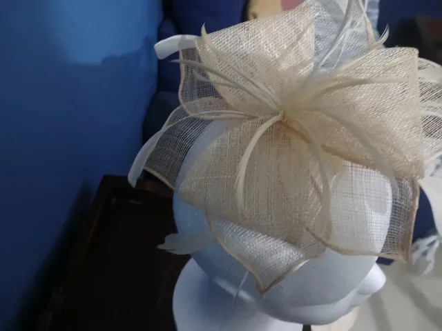 Tocado de fiesta beige y blanco