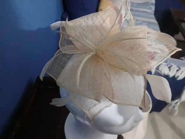 Tocado de fiesta beige y blanco