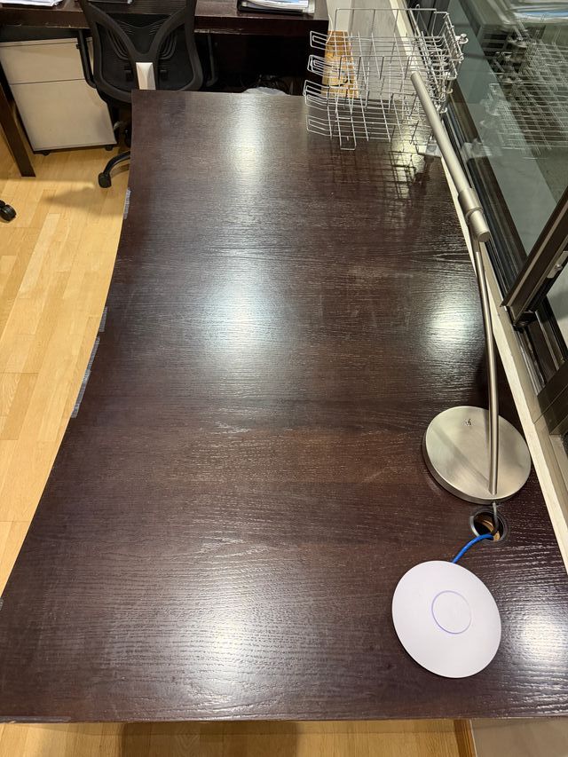 Escritorio Madera Oscura y Metal