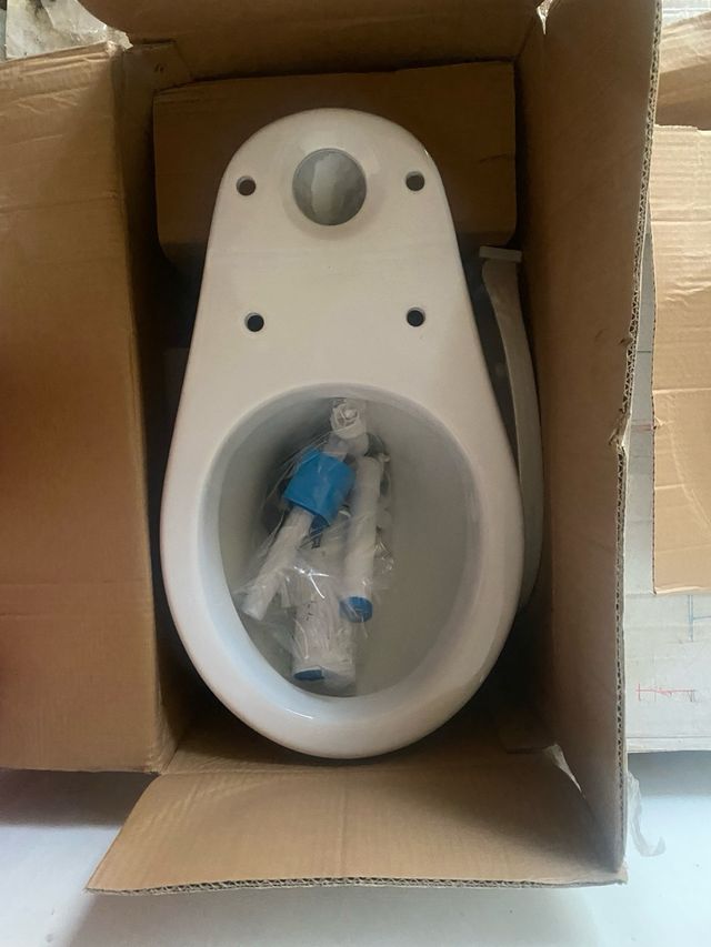 Retrete nuevo porcelana blanco