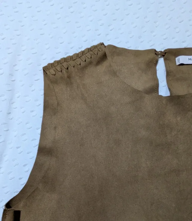 Top sin mangas ante detalle hombros