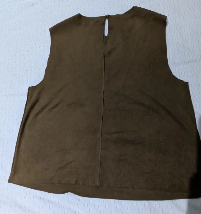 Top sin mangas ante detalle hombros