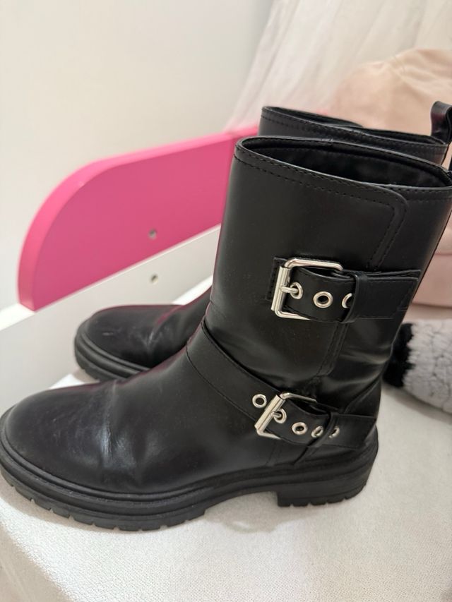 Botas moteras negras con hebillas