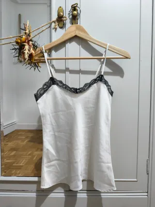 Camiseta lencera con encaje negro