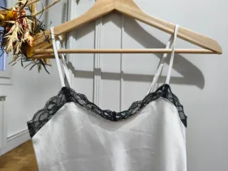 Camiseta lencera con encaje negro