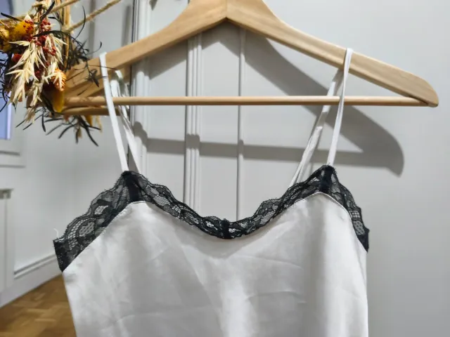 Camiseta lencera con encaje negro