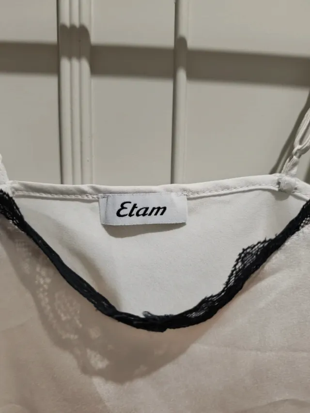 Camiseta lencera con encaje negro