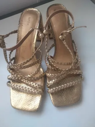 Sandalias doradas tacón trenzadas