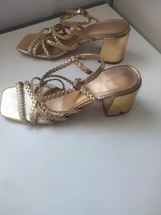 Sandalias doradas tacón trenzadas