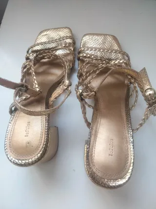 Sandalias doradas tacón trenzadas