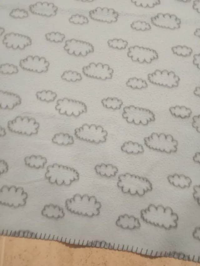 Manta infantil nubes azul claro