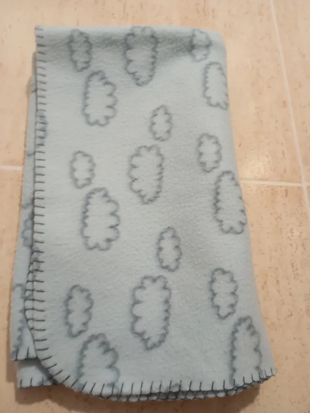 Manta infantil nubes azul claro