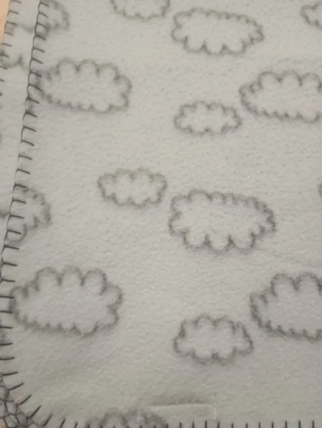 Manta infantil nubes azul claro