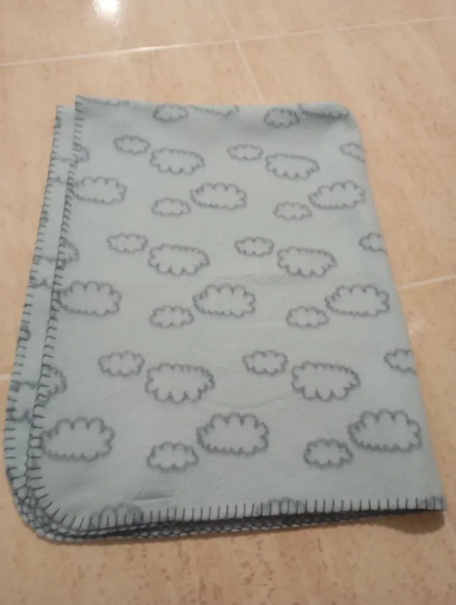 Manta infantil nubes azul claro