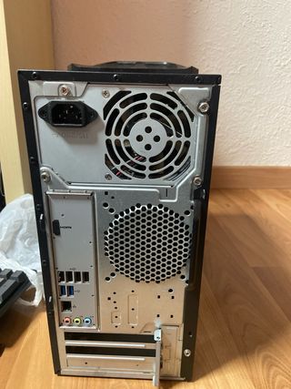 Caja PC Acer Nitro con componentes