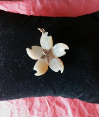 Colgante doble Nácar diseño flor.