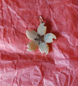 Colgante doble Nácar diseño flor.