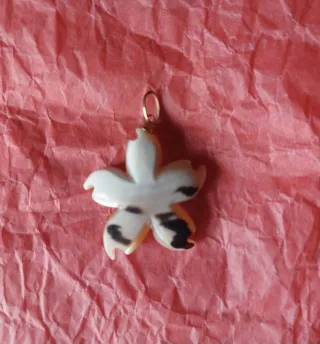 Colgante doble Nácar diseño flor.