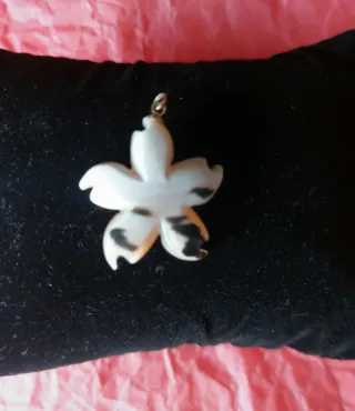 Colgante doble Nácar diseño flor.