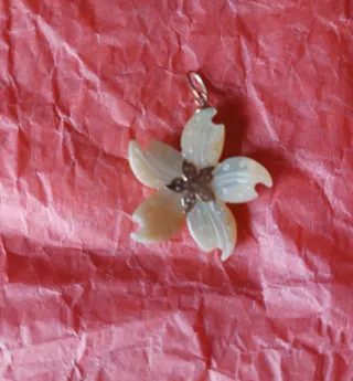 Colgante doble Nácar diseño flor.