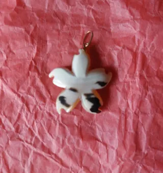 Colgante doble Nácar diseño flor.