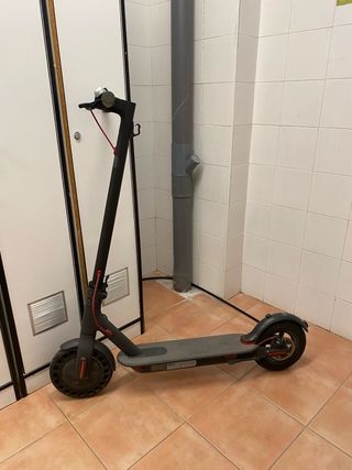 Patinete eléctrico Xiaomi con su cargador original