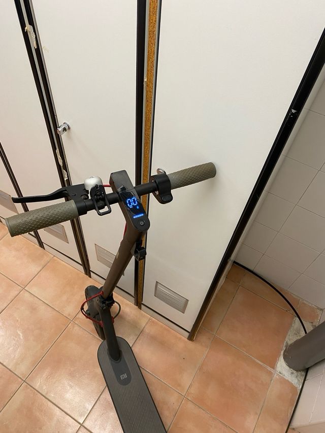 Patinete eléctrico Xiaomi con su cargador original