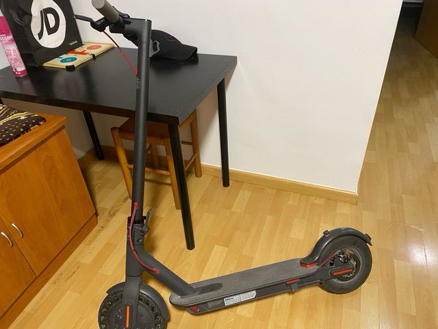 Patinete eléctrico Xiaomi con su cargador original